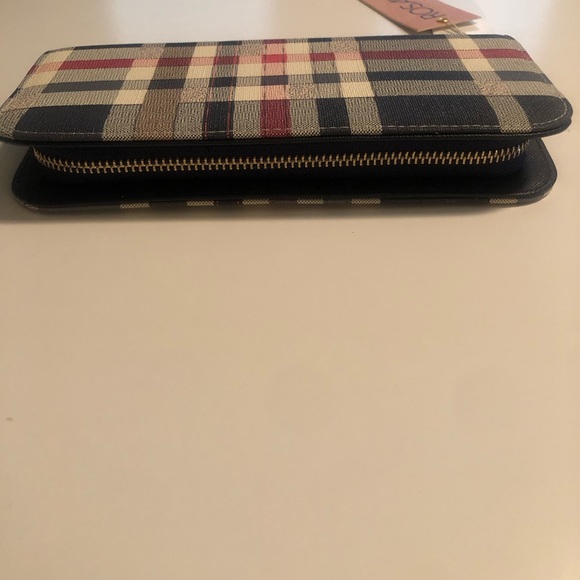 Black and red vegan lead free zippered top wallet - Picture 5 of 10